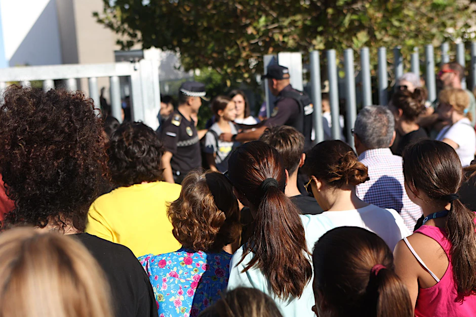 Eltern und Verwandte der Schüler stehen nach dem Angriff vor der Schule in Jerez de la Frontera.  
