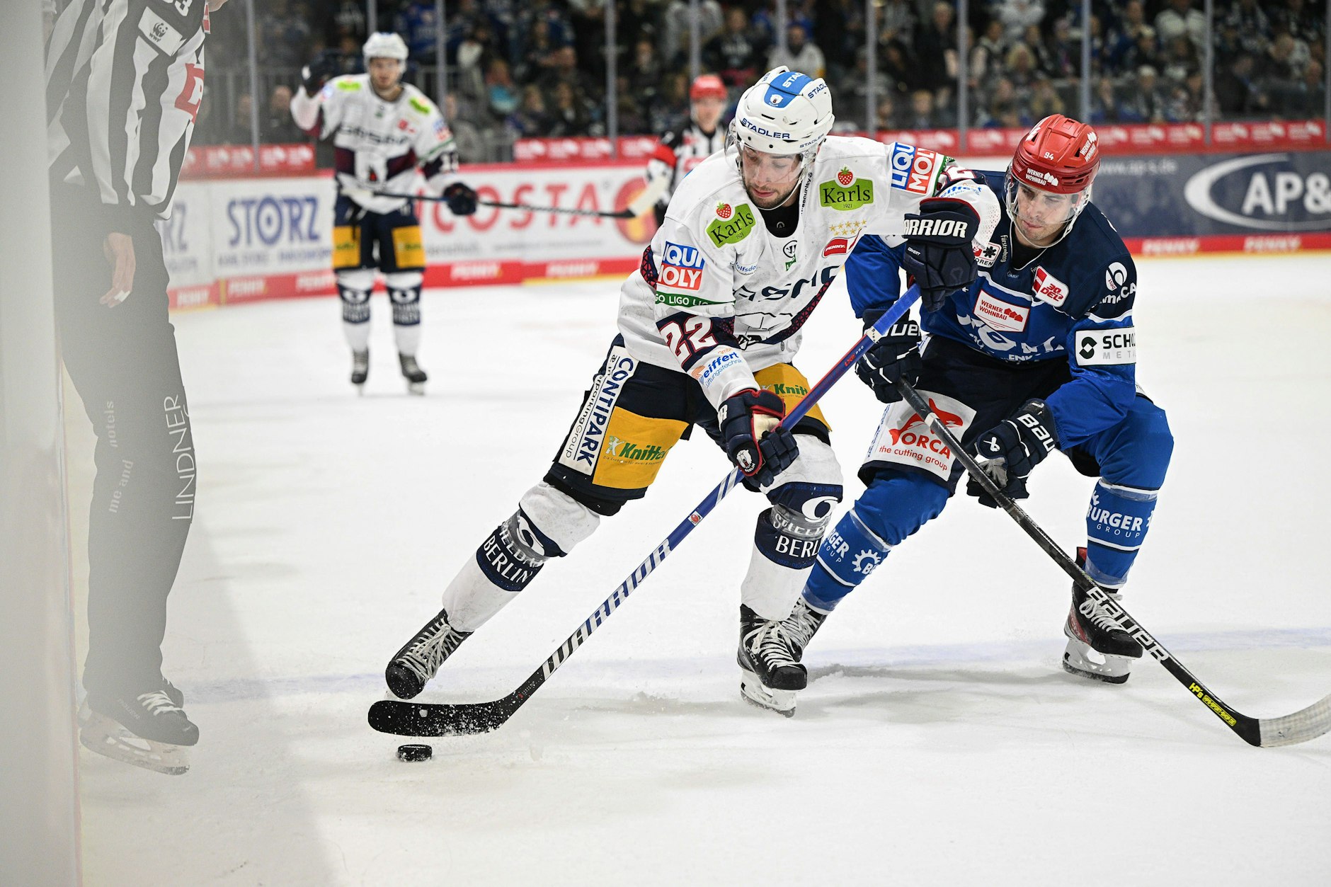 Eisbär Tobias Eder im Duell mit Phil Hungerecker von den Schwenninger Wild Wings.