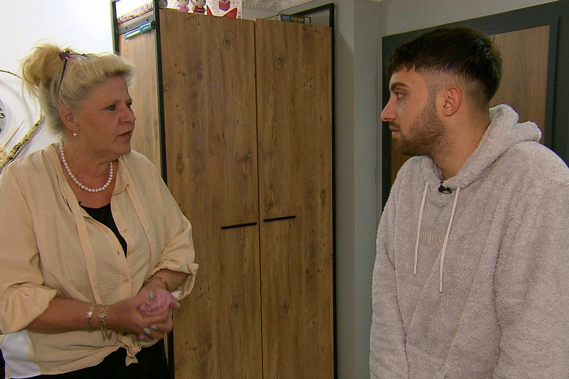 Silvia hilft Servet bei der Planung für den Heiratsantrag.