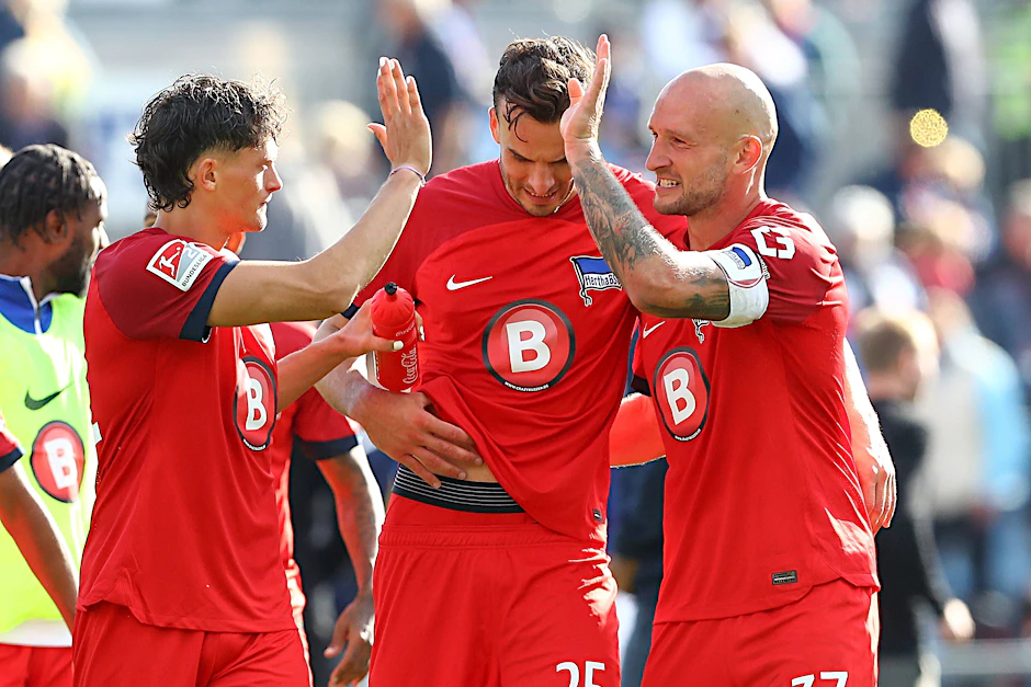 Selbst in Rot mittlerweile ein beliebter Blau-Weißer: Hertha-Kapitän Toni Leistner (r.).&nbsp;