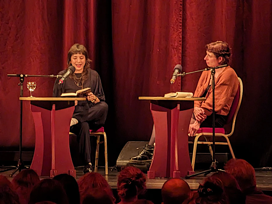„Keine Sexpraktik ist an sich frauenverachtend“: Paulita Pappel (li.) und Catrin Altzschner bei der Lesung im Heimathafen Neukölln.