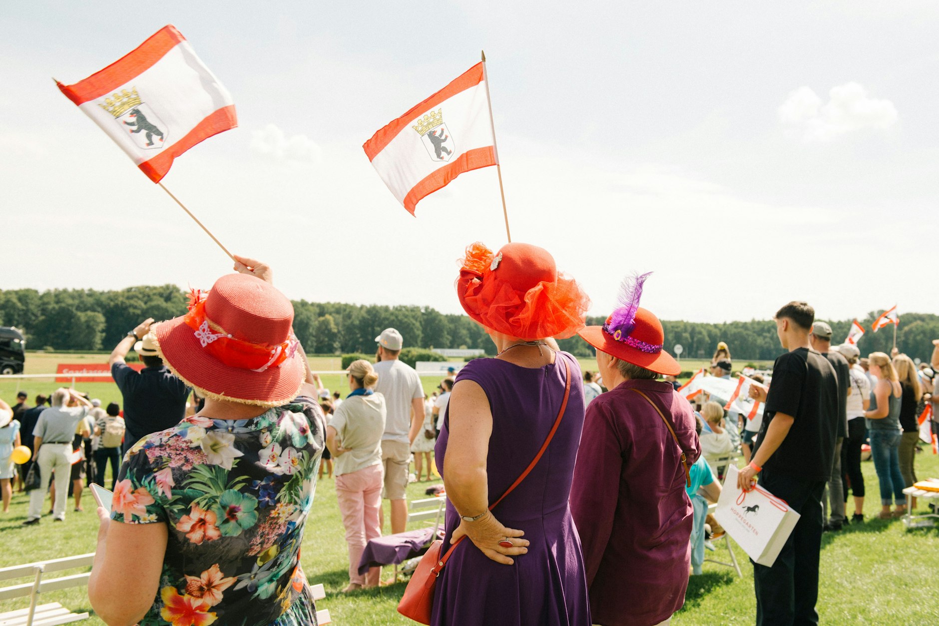 Berlin-Fähnchen im Brandenburger Örtchen.