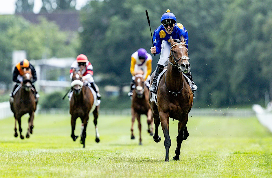 René Piechulek reitet Fantastic Moon beim Deutschen Derby zum Sieg.