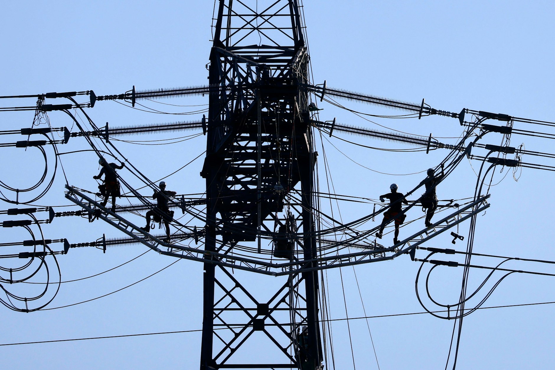Monteure arbeiten an einer Hochspannungsleitung bei Weiden.