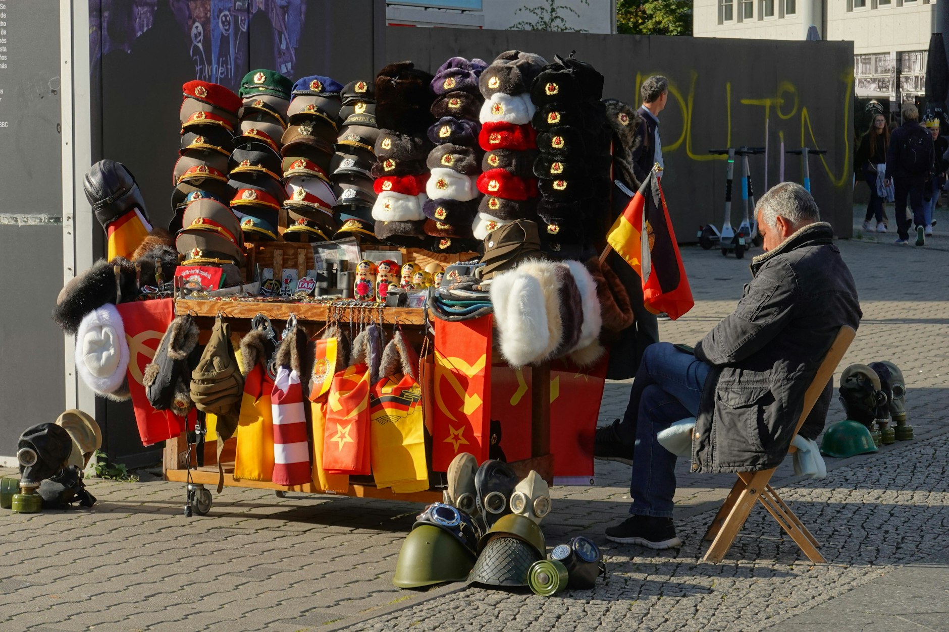 Ein Souvenirverkäufer am Checkpoint Charlie.