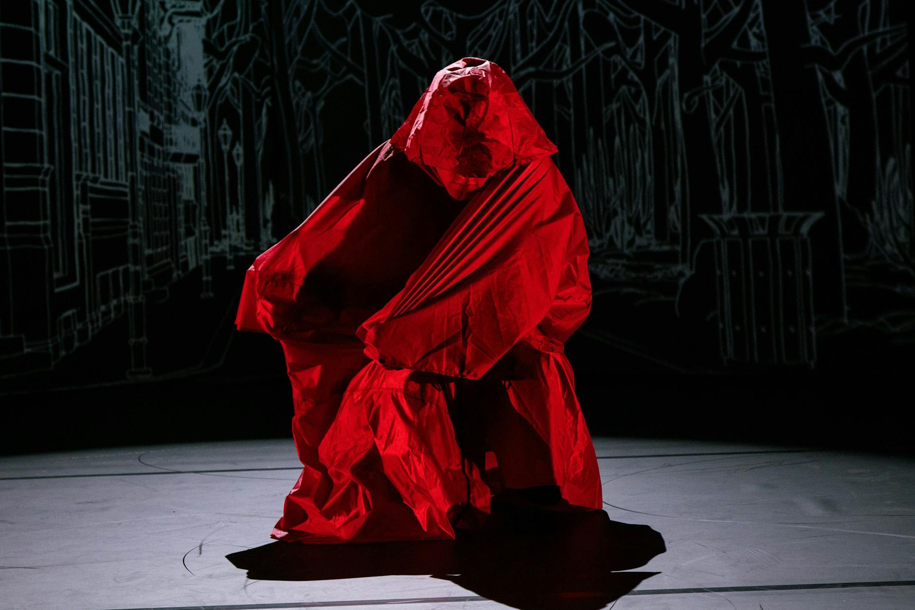 Der Sandmann in rotem Cape bei der Generalprobe.