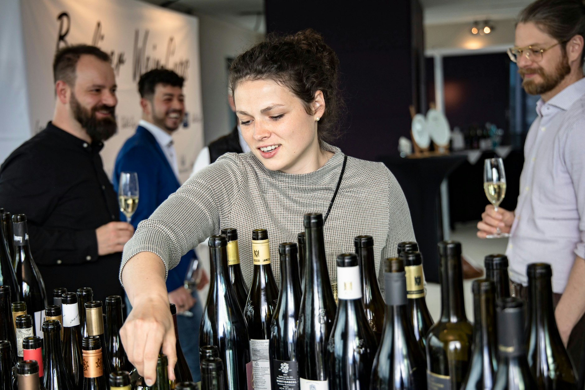 Serhat Aktas organisiert Open-Bottle-Partys, wo fantastische Weine probiert werden können.