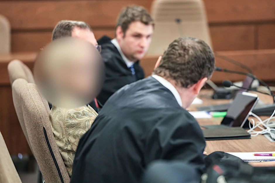 ARCHIV - Die Apothekerin (l.) sitzt im Kölner Landgericht zwischen ihren Anwälten auf der Anklagebank.  
