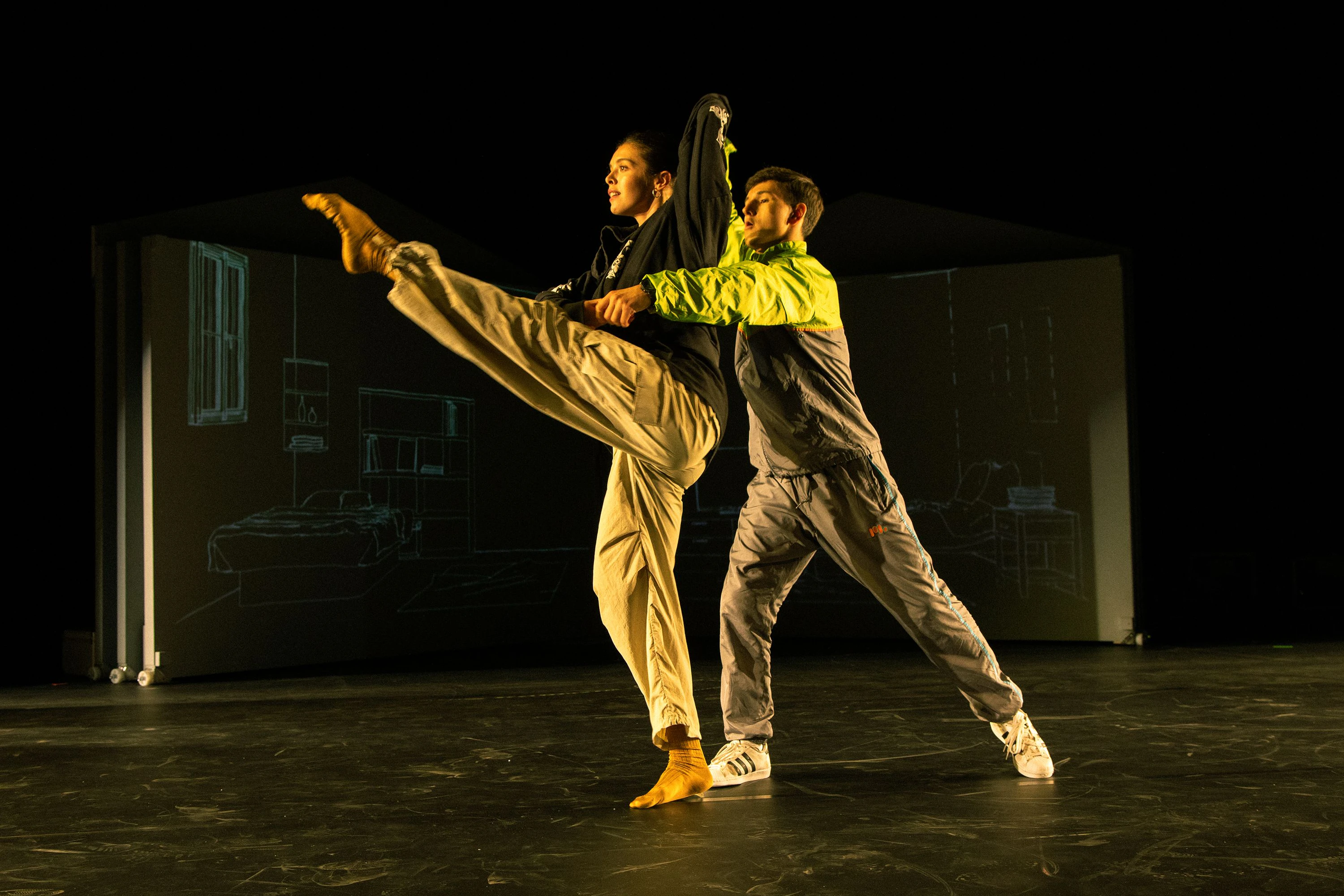 Alisha Kobyliak als Gretel mit Hänsel bei der Generalprobe.