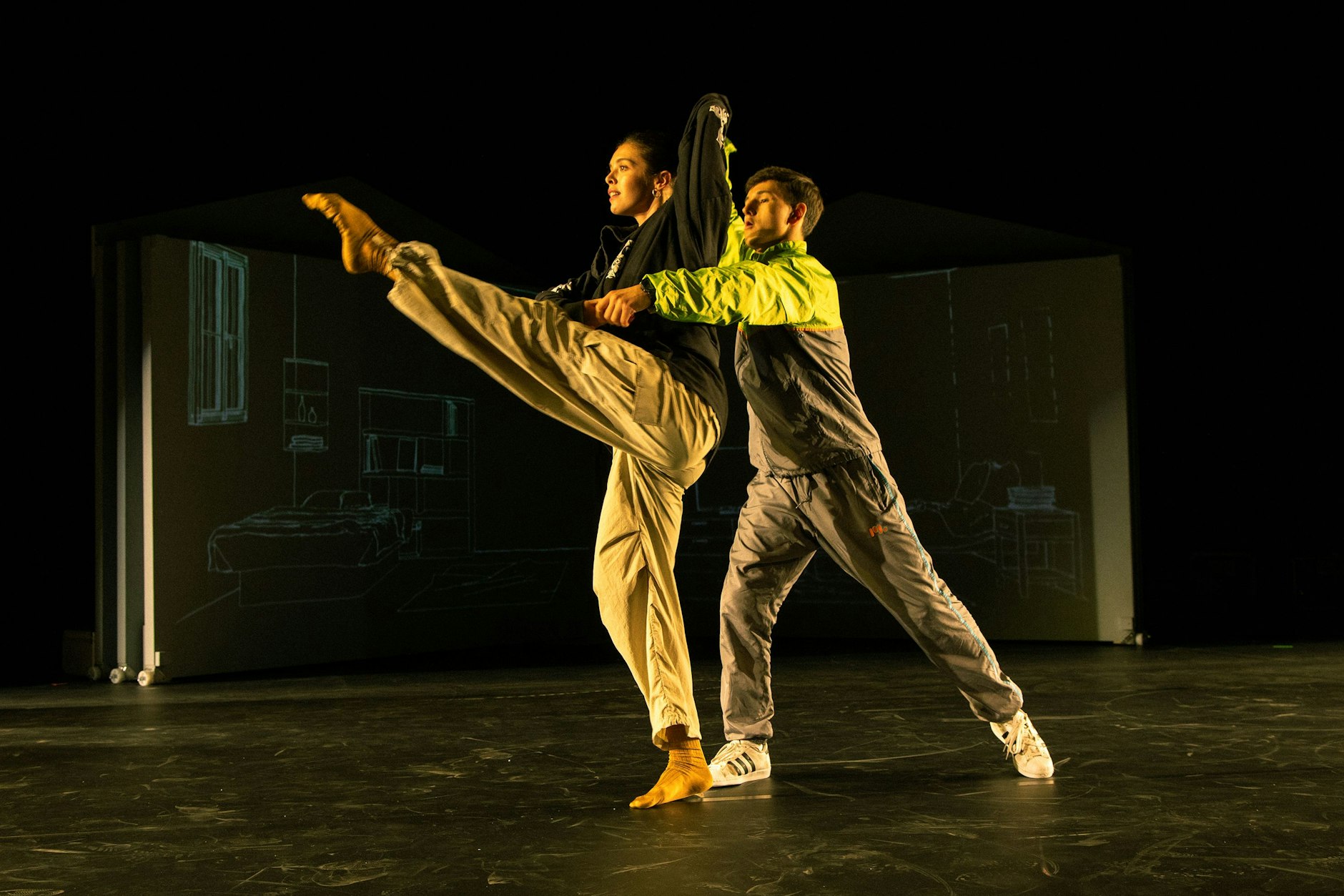 Alisha Kobyliak als Gretel mit Hänsel bei der Generalprobe.