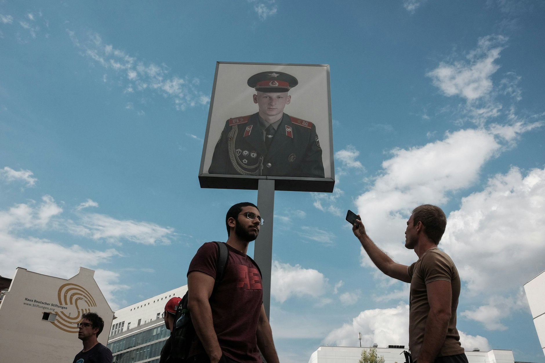 Die Leuchtkasten-Installation eines sowjetischen Soldaten blickt auf das Durcheinander am Checkpoint Charlie.
