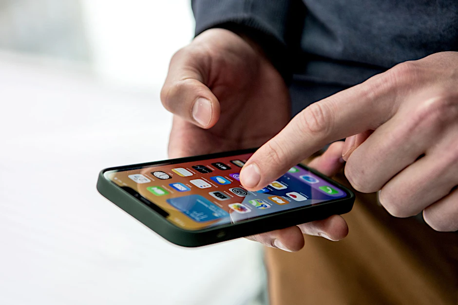ARCHIV - Beim iPhone 12 soll der Grenzwert für unmittelbaren Körperkontakt - etwa in der Hand oder in der Hosentasche - überschritten worden sein.  
