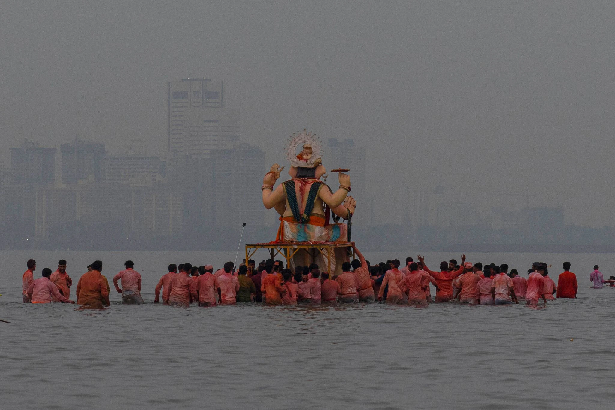 LetzteR Tag des zehntägigen Ganesh Chaturthi-Festes. Mit dem Fest wird die Geburt von Ganesha, dem hinduistischen Gott der Weisheit, des Wohlstands und des Glücks, gefeiert.  