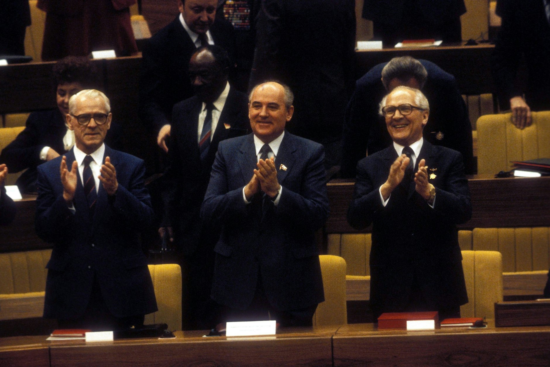Staatsratsvorsitzender Erich Honecker (re.), Michail Gorbatschow (Mitte) und Willi Stoph (li., SED/Vorsitzender Ministerrat) anlässlich des 11. Parteitages der SED