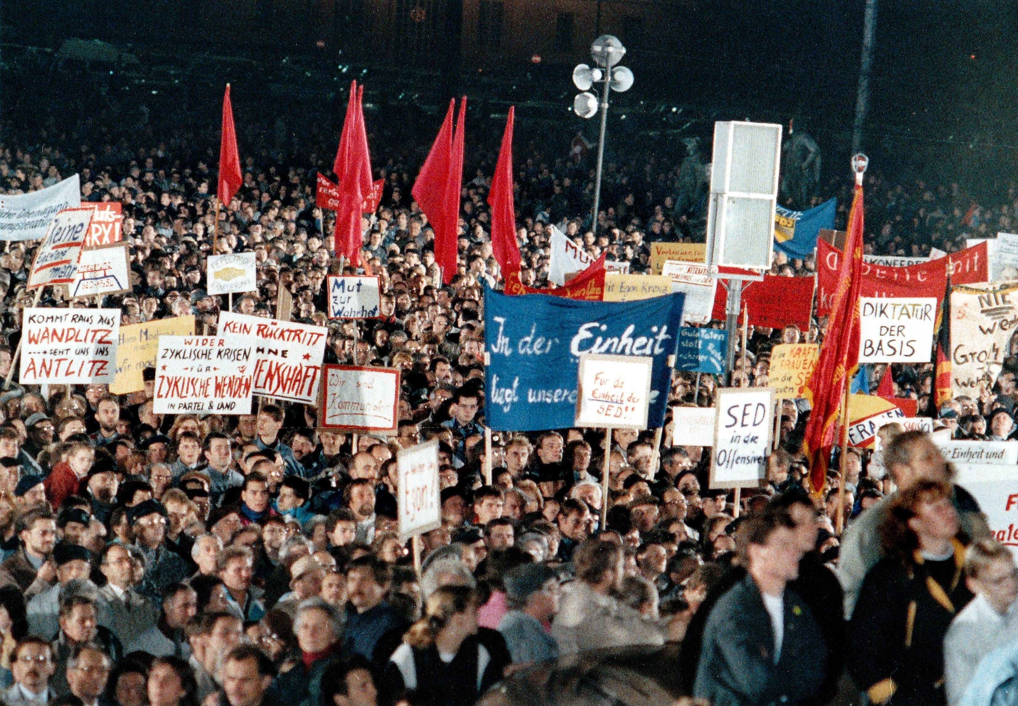 Ost-West-Debatte: Im Osten Wiegt Gleichheit Bis Heute Mehr Als Freiheit ...