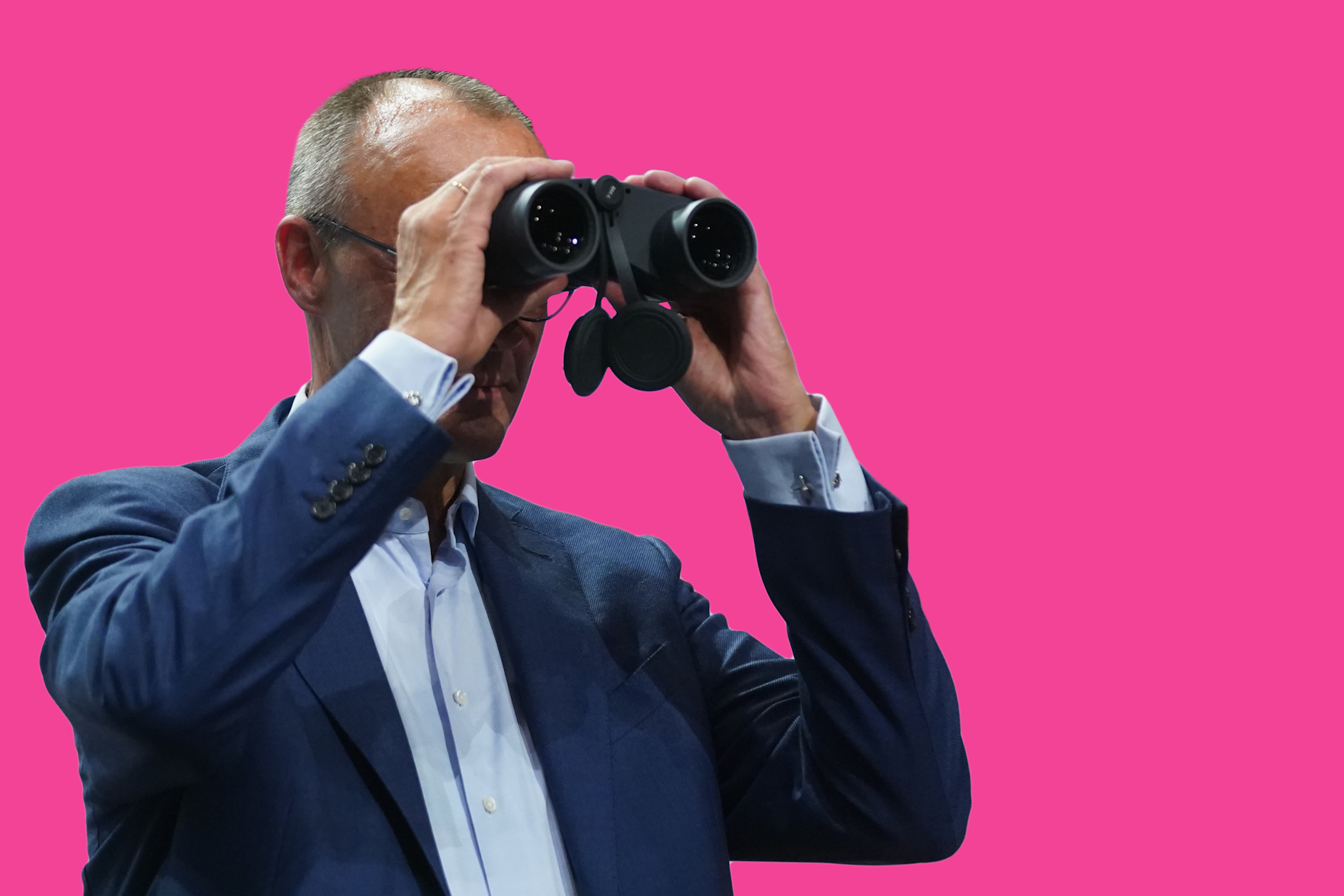 Friedrich Merz, Parteivorsitzender der CDU, schaut durch ein Fernglas.