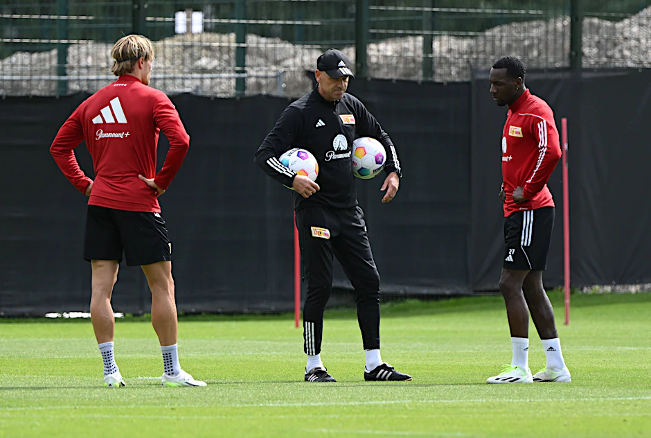 Unions Stürmer Sheraldo Becker (r.) und Kevin Behrens (l.) arbeiten im Training mit Co-Trainer Markus Hoffmann an ihrer Torflaute.
