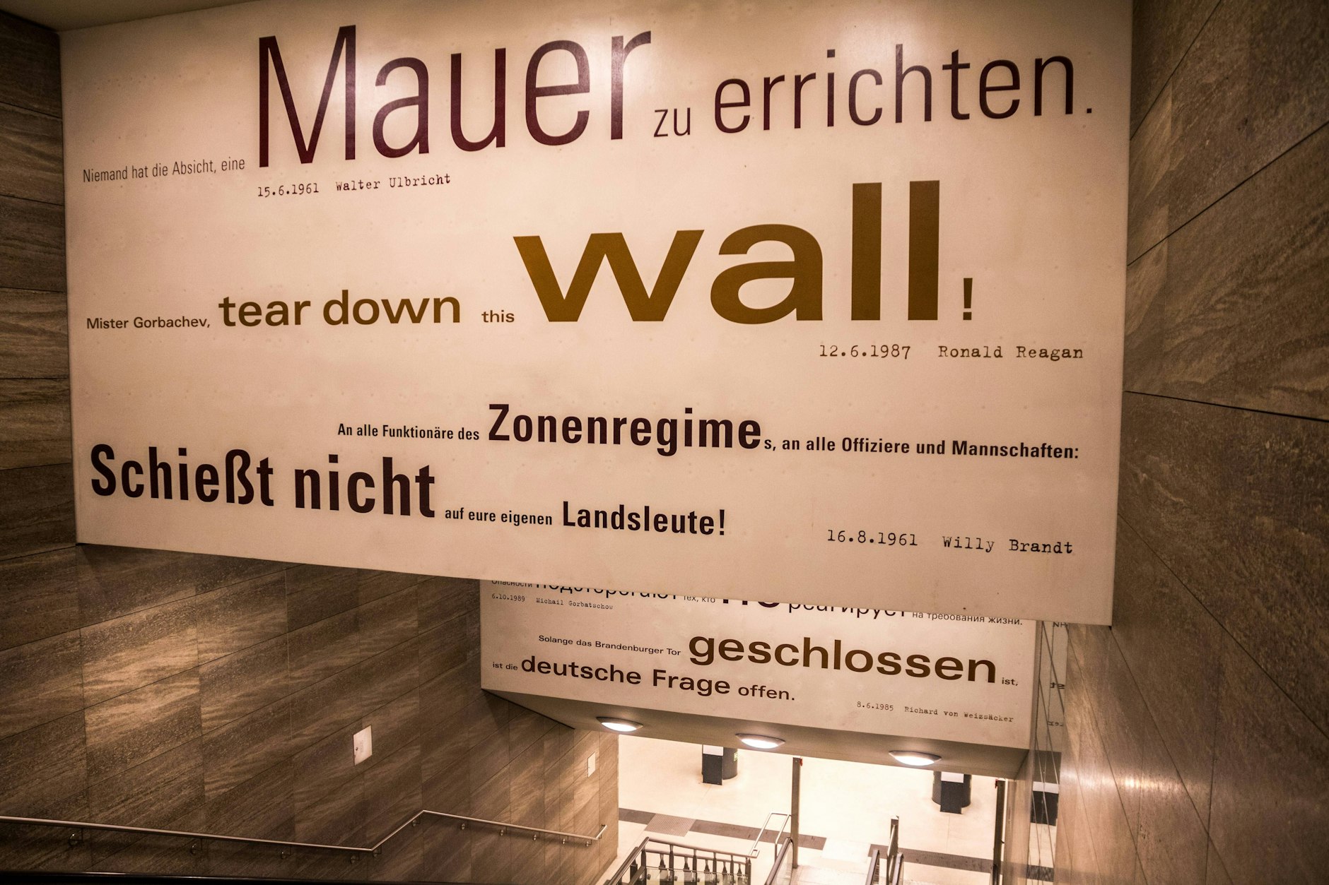 Tafeln an U-Bahn Rolltreppe der U-Bahnstation Brandenburger.