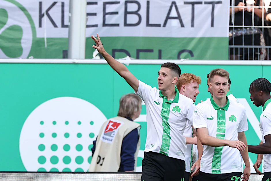 Der Fürther Damian Michalski jubelt über seinen Treffer zum 4:3 gegen den KSC.  