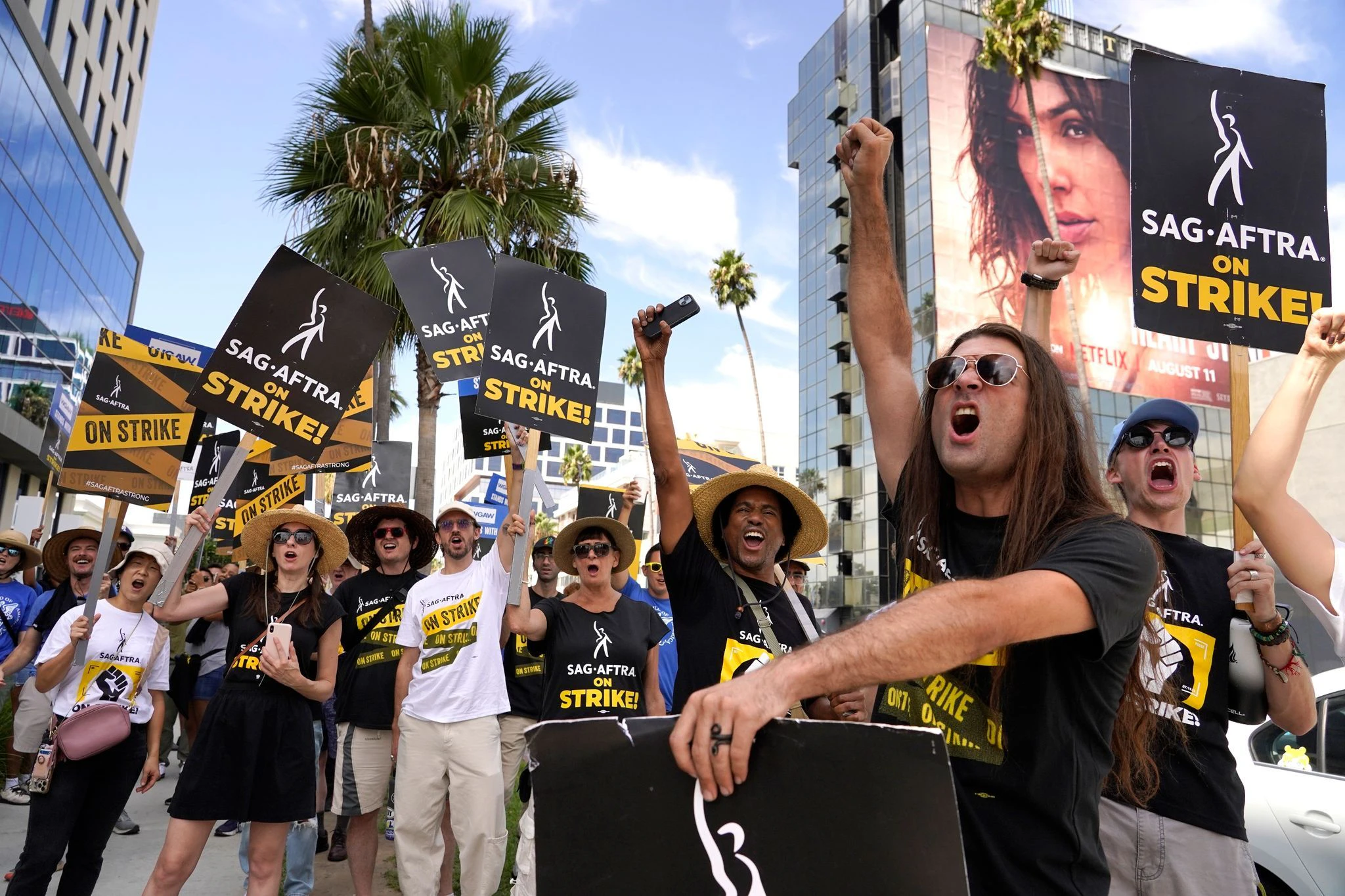 Mitglieder der Schauspielergewerkschaft streiken vor dem Hauptquartier des Streaminganbieters Netflix in Los Angeles.  