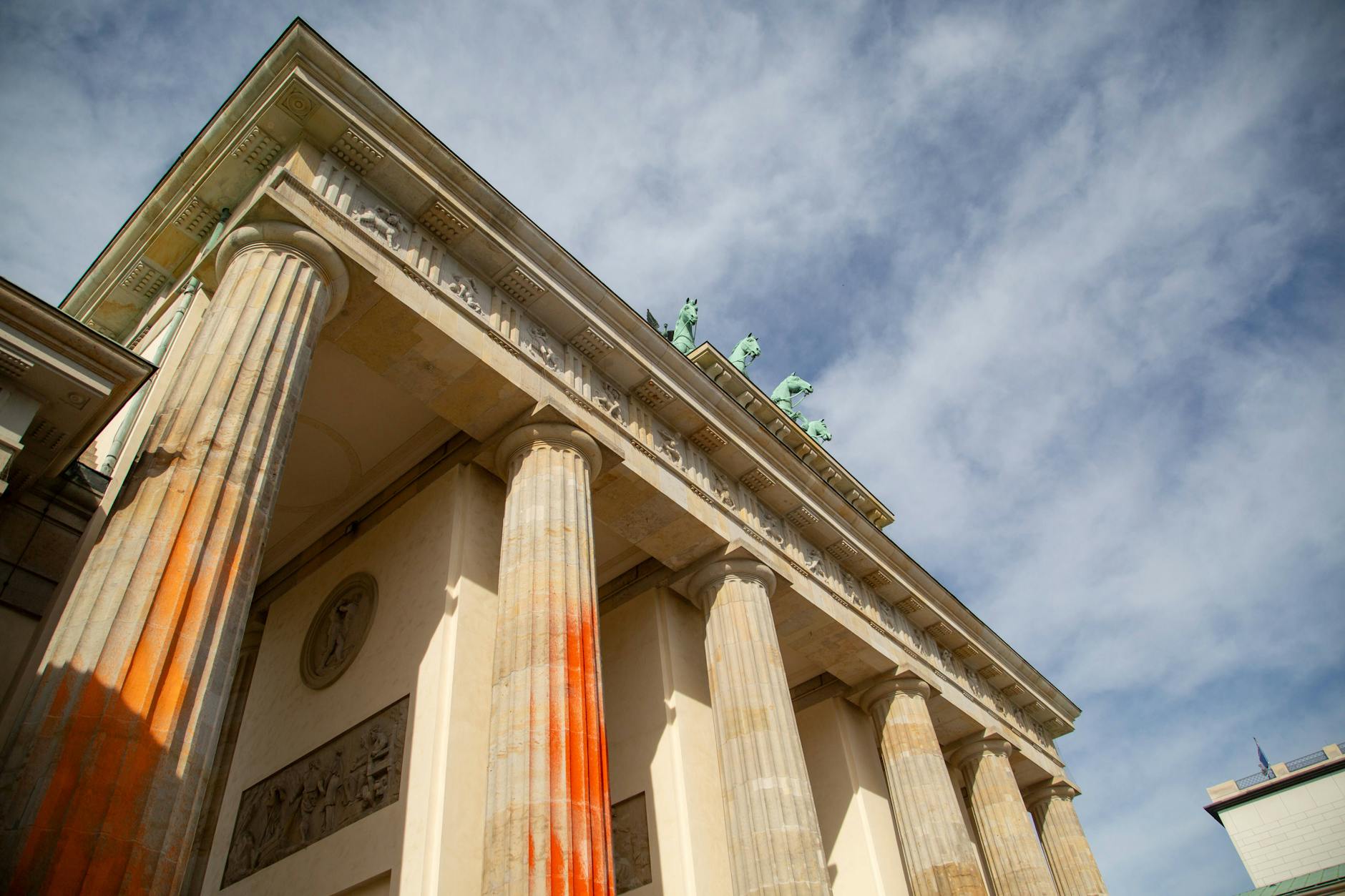 Auch nach mehreren Reinigungsversuchen ist das Brandenburger Tor nach der Besprühung durch Klimaaktivisten orange.