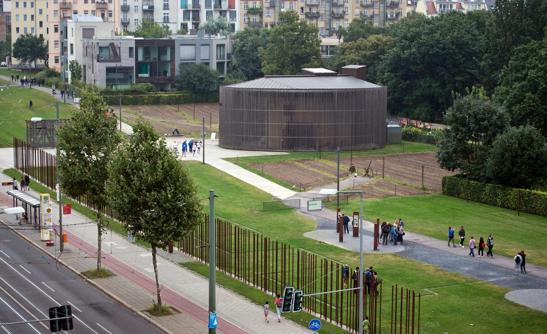 Das Außenareal der Gedenkstätte Berliner Mauer an der Bernauer Straße mit der Kapelle der Versöhnung