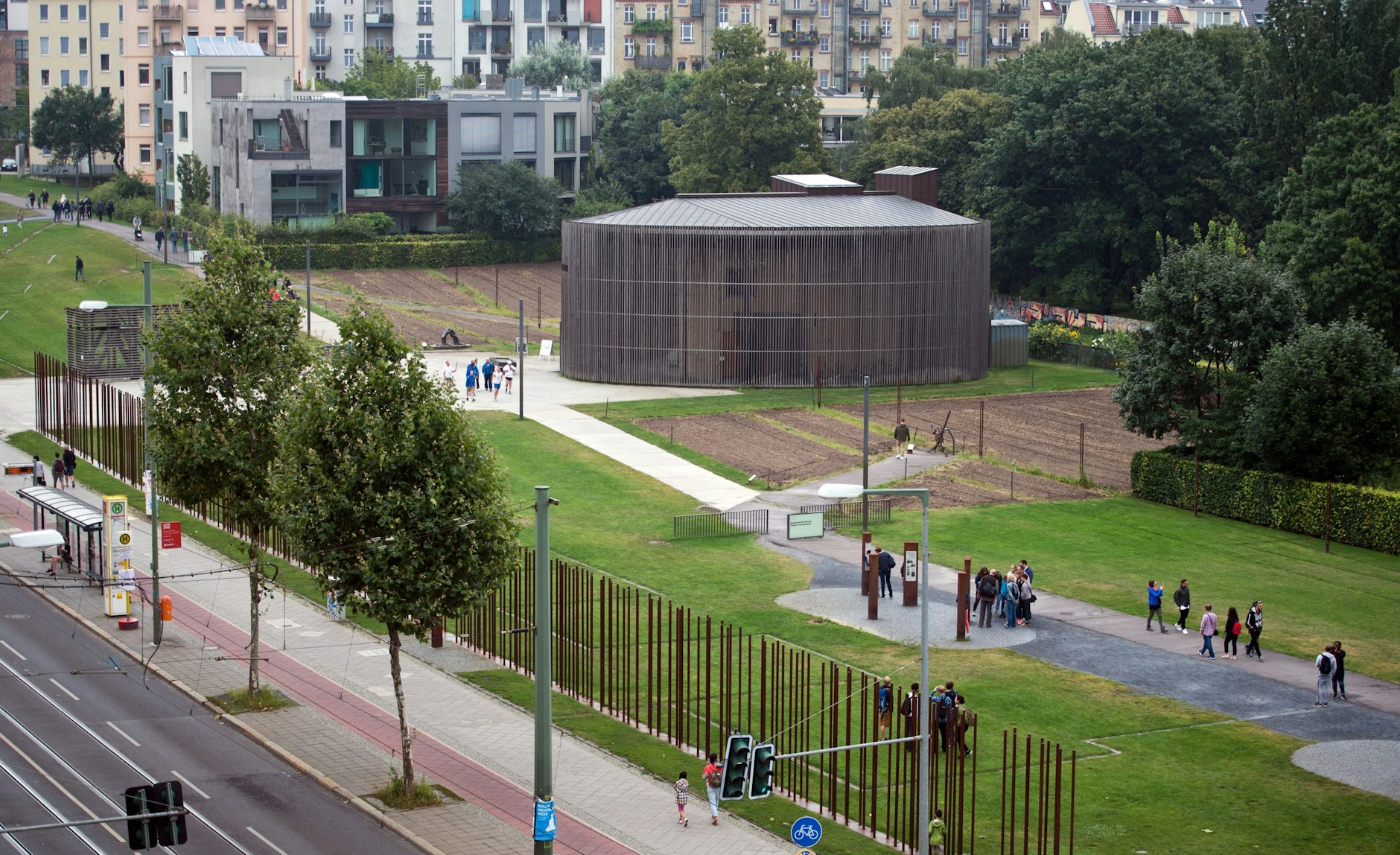 Das Außenareal der Gedenkstätte Berliner Mauer an der Bernauer Straße mit der Kapelle der Versöhnung