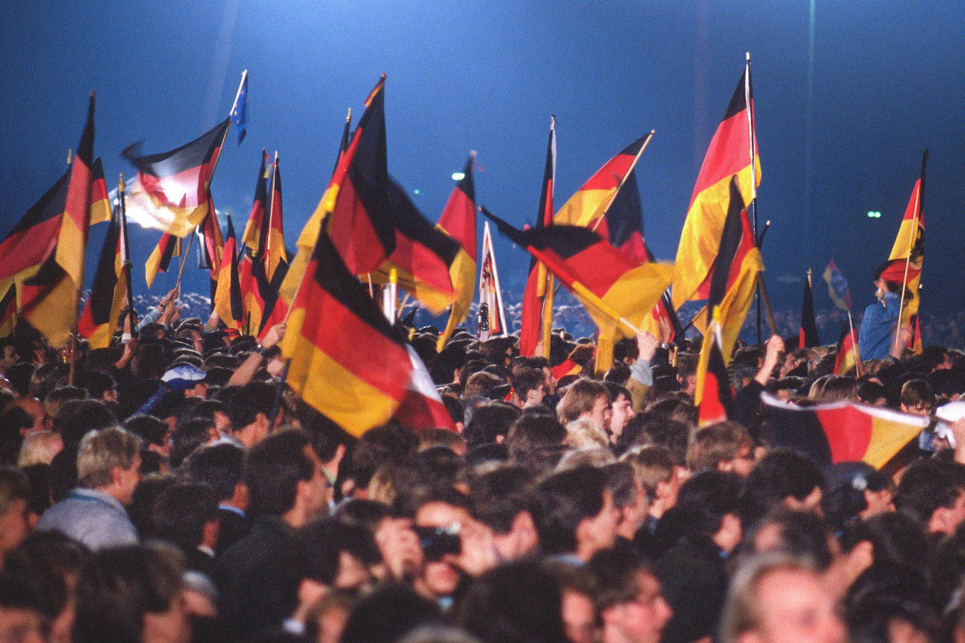Fest der Einheit am 2./3.10.1990. Menschen bei der Wiedervereinigungszeremonie vor dem Reichstag.