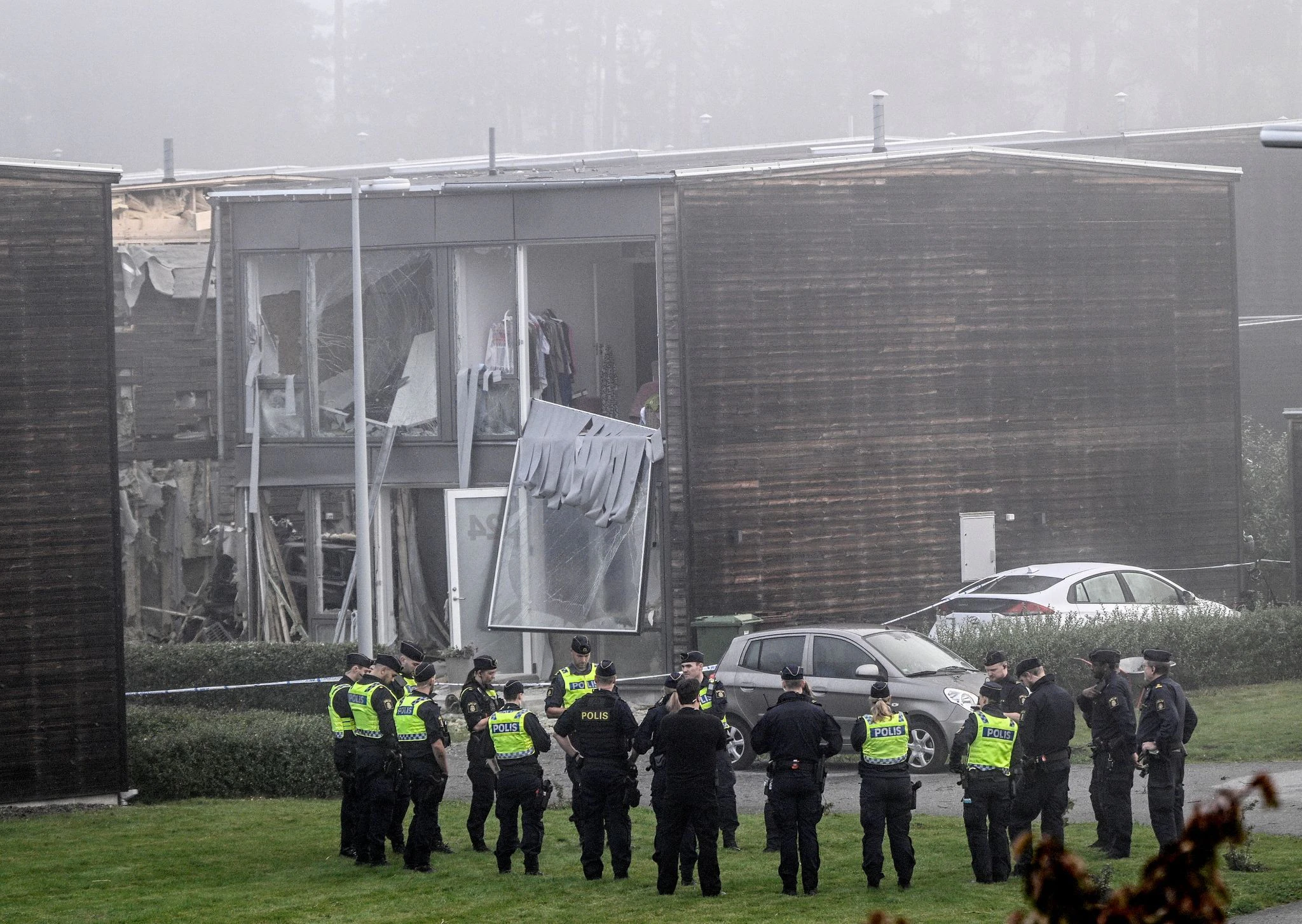 Die Polizei steht am Ort einer starken Explosion, die sich am frühen Morgen außerhalb von Uppsala in Schweden ereignet hat. Eine 25-jährige Frau kam bei der Explosion ums Leben.  /dpa
