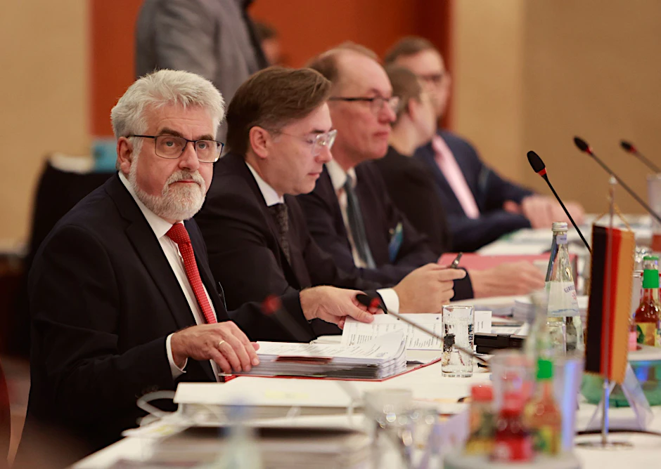 Sachsen-Anhalts Energieminister Armin Willingmann (l) leitet die Energieministerkonferenz 2023 in Wernigerode.  
