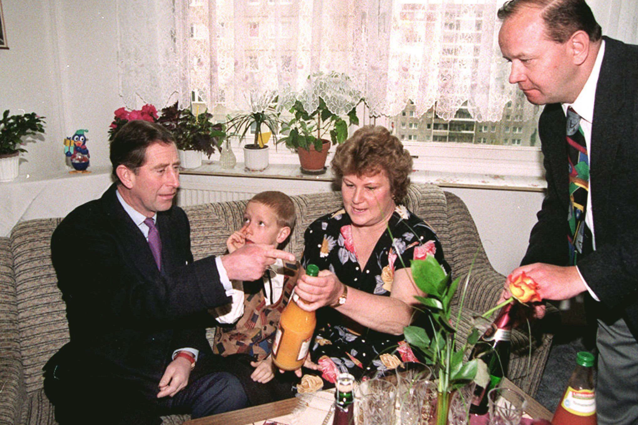 1995: Prinz Charles besucht Familie Kunz in der Platte in Hellersdorf. Was gab’s? Natürlich Rotkäppchen-Sekt.