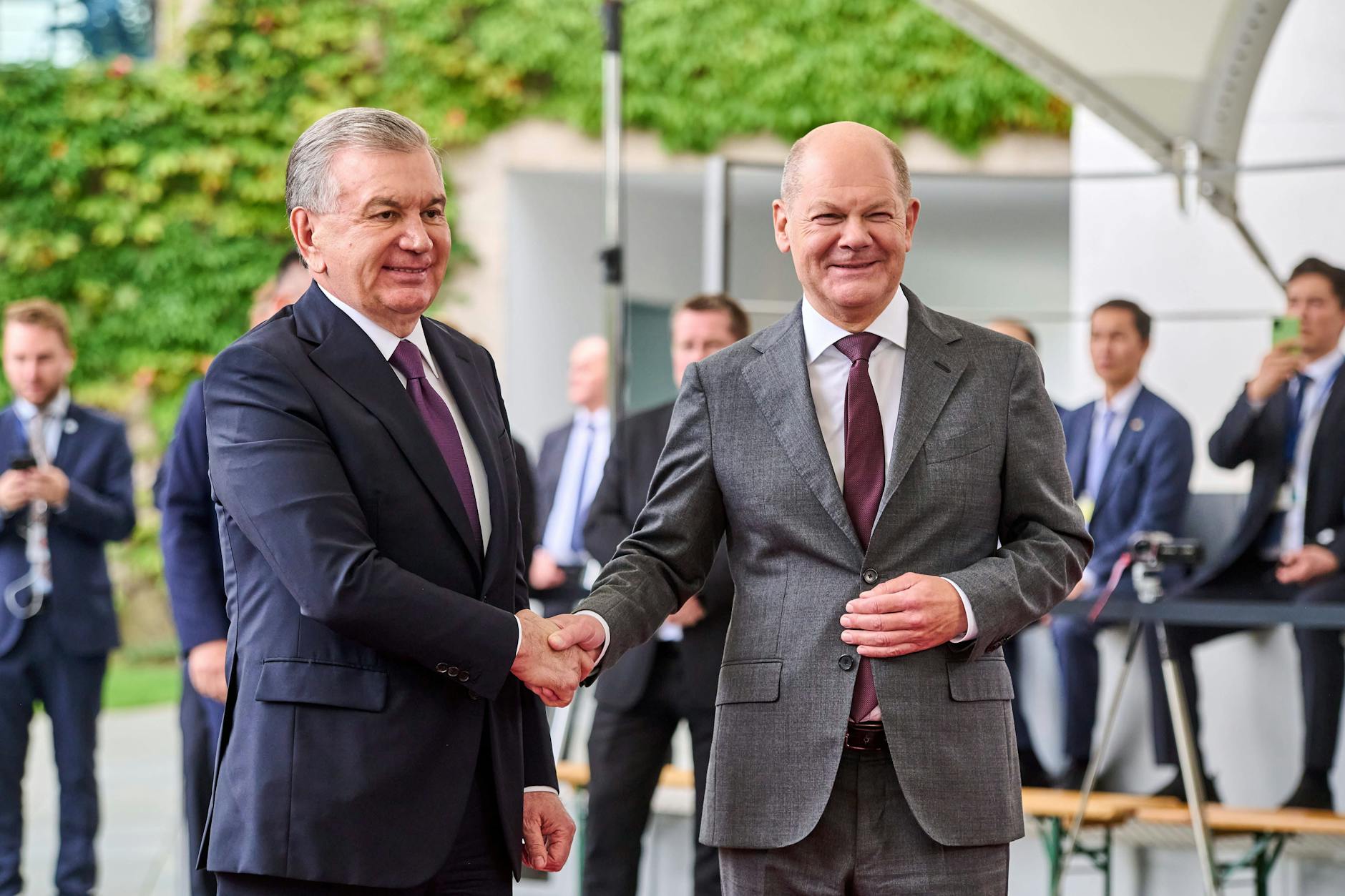 Begrüßung von Shavkat Mirziyoyev, Präsident von Usbekistan, durch Bundeskanzler Olaf Scholz anlässlich seines Besuchs im Bundeskanzleramt in Berlin.