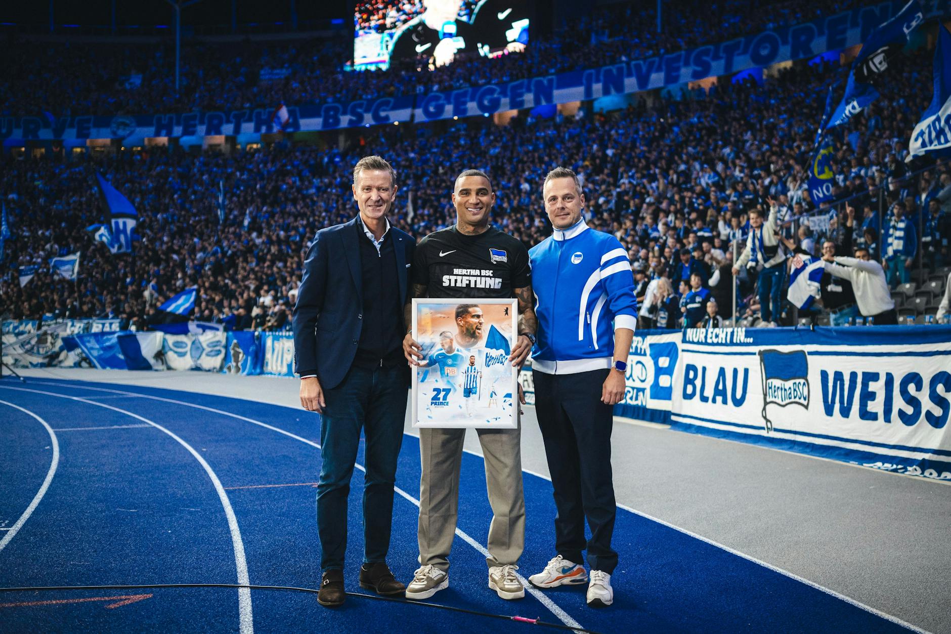Geschäftsführer Tom Herrich (l.) und Präsident Kay Bernstein (r.) verabschiedeten Hertha-Legende Prince Boateng (36) vor dem Spiel gegen St. Pauli.
