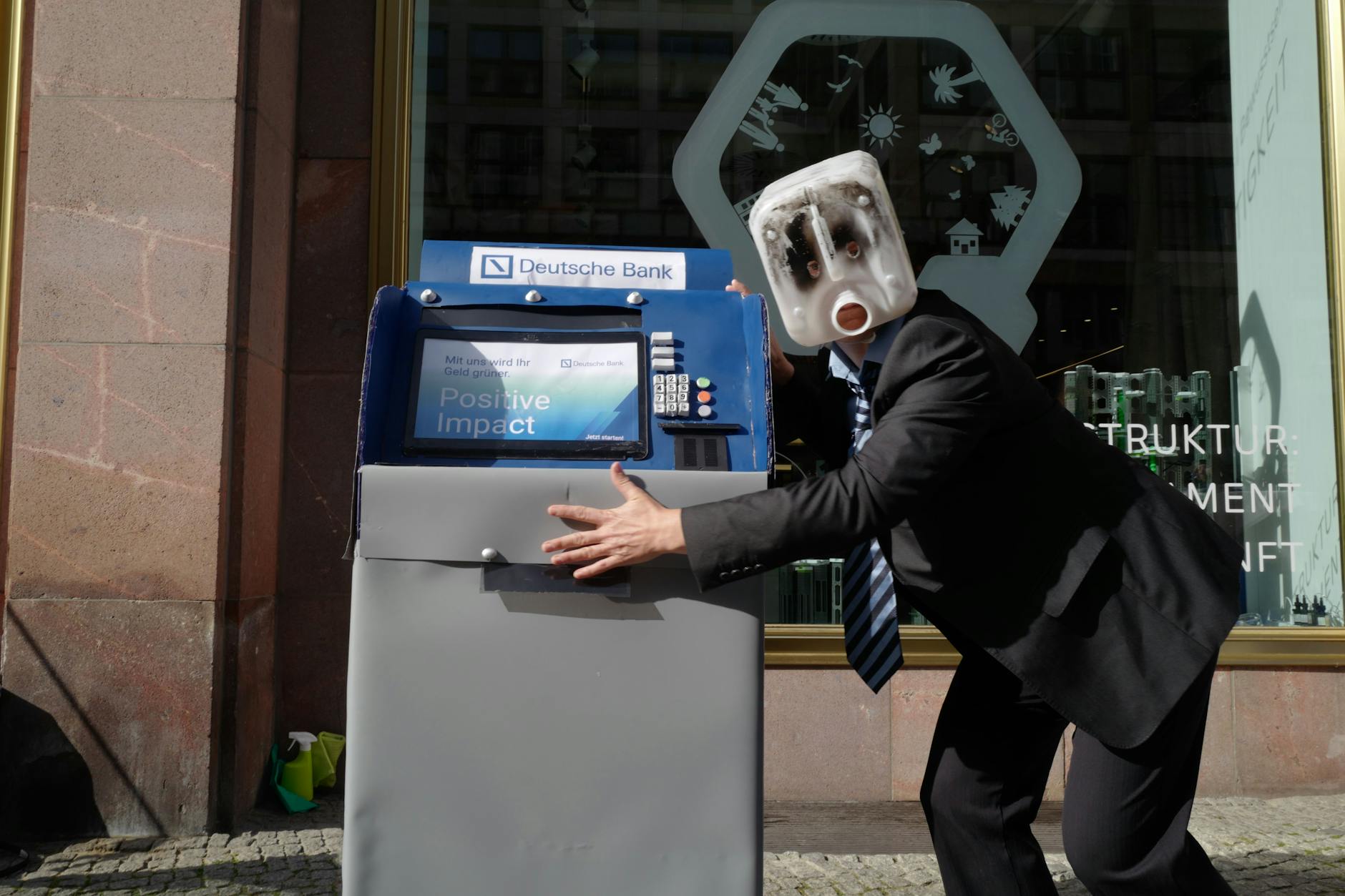 Klimaaktivisten von Extinction Rebellion protestieren vor der Deutschen Bank.