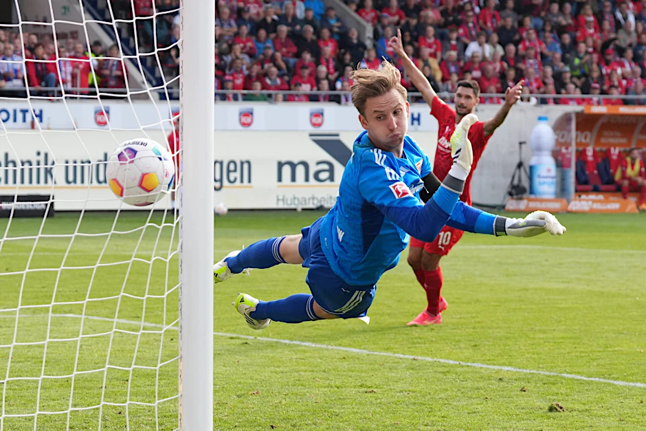 Union-Keeper Rönnow fliegt beim 0:1 durch Beste vergeglich.
