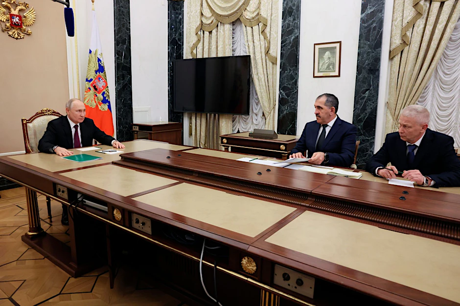 HANDOUT - Präsident Wladimir Putin empfängt den russischen Vizeverteidigungsminister Junus-Bek Jewkurow (2.v.r.) und Andrej Troschew (r), der aus den Reihen der Privatarmee Wagner neue Freiwilligen-Kampfverbände aufbauen soll.  lin/AP/dpa