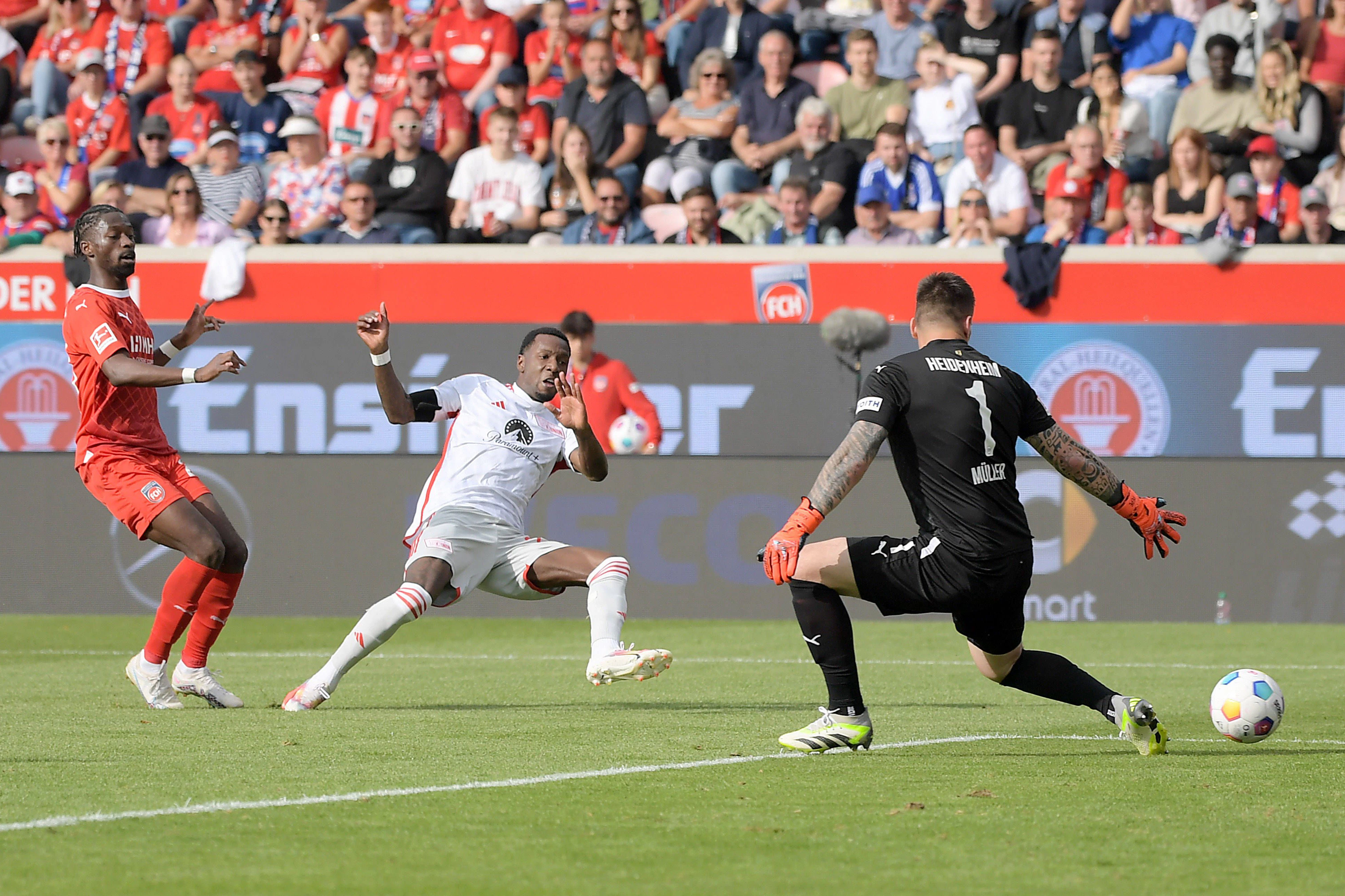 Sheraldo Becker ist nach einem Sololauf im Abschluss zu aufgeregt, um das 1:0 für Union zu erzielen.