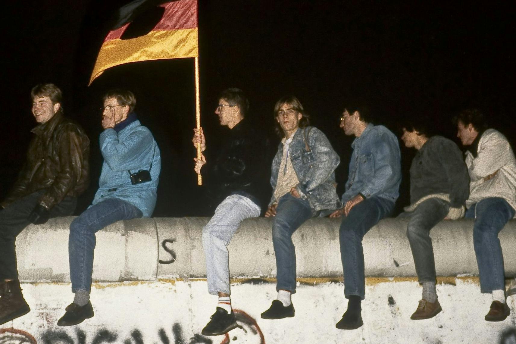 I jeans slavati rappresentano la moda degli anni '80 nella DDR come nessun altro capo di abbigliamento.  La colpa è di immagini come questa.  Le immagini della caduta del muro di Berlino documentano la diffusione del lavaggio dei jeans in quel periodo, soprattutto tra gli abitanti dell'Est.