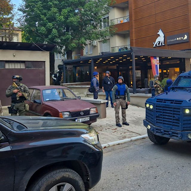Kosovo sieht sich von Serben-Armee umzingelt: Droht ein neuer Krieg?