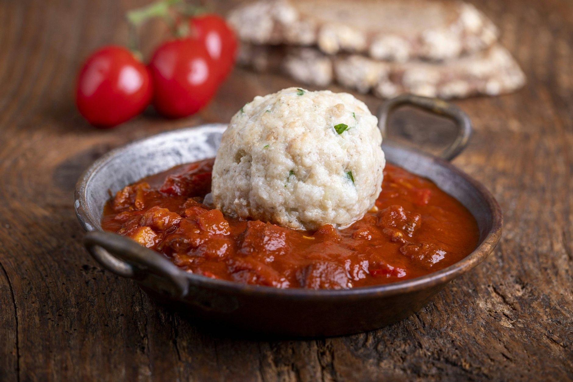 Rindergulasch serviert man am besten mit Knödeln oder Klößen.