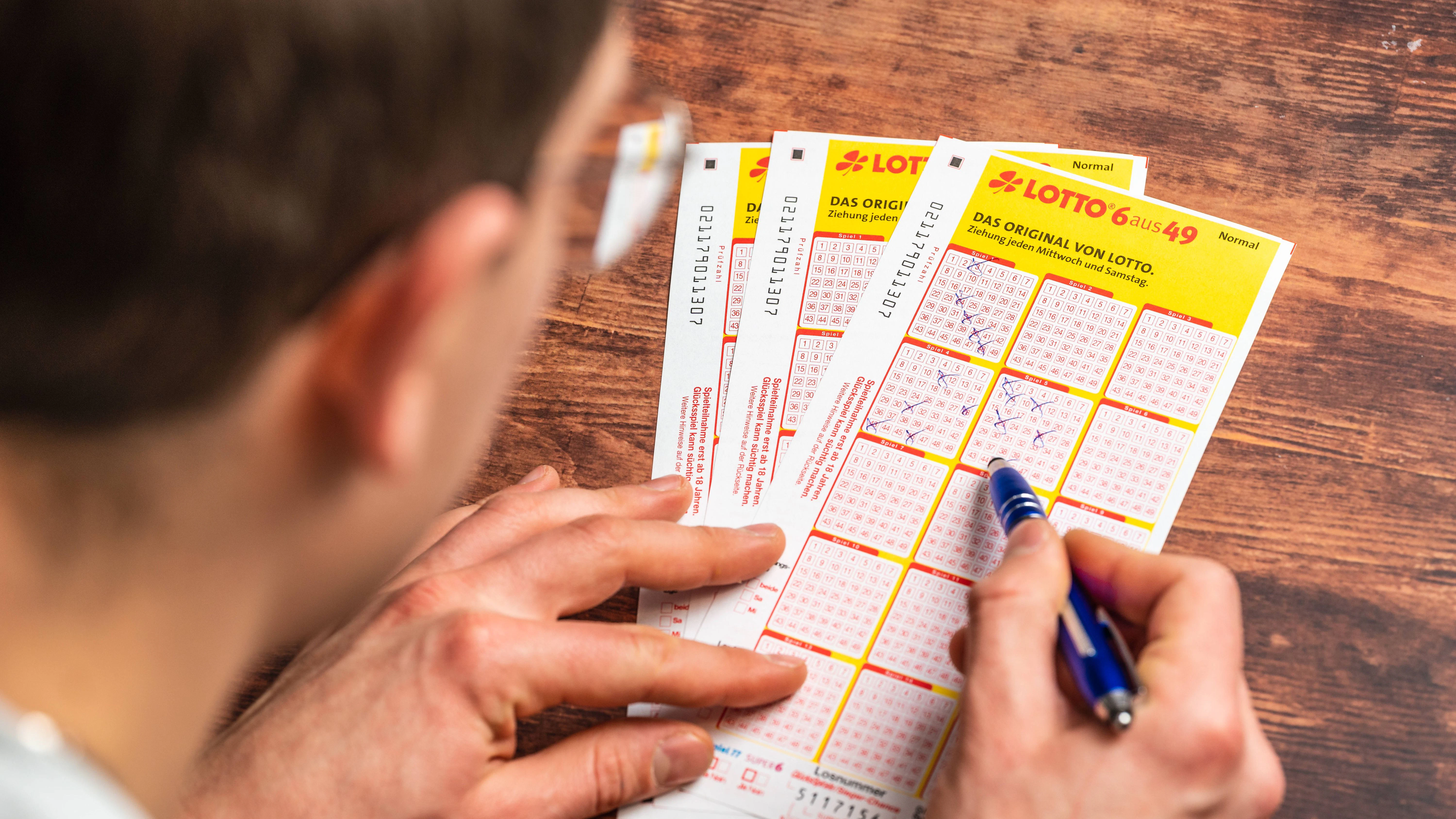 Mit der richtigen Strategie erhöht man seine Chancen beim Lotto deutlich.