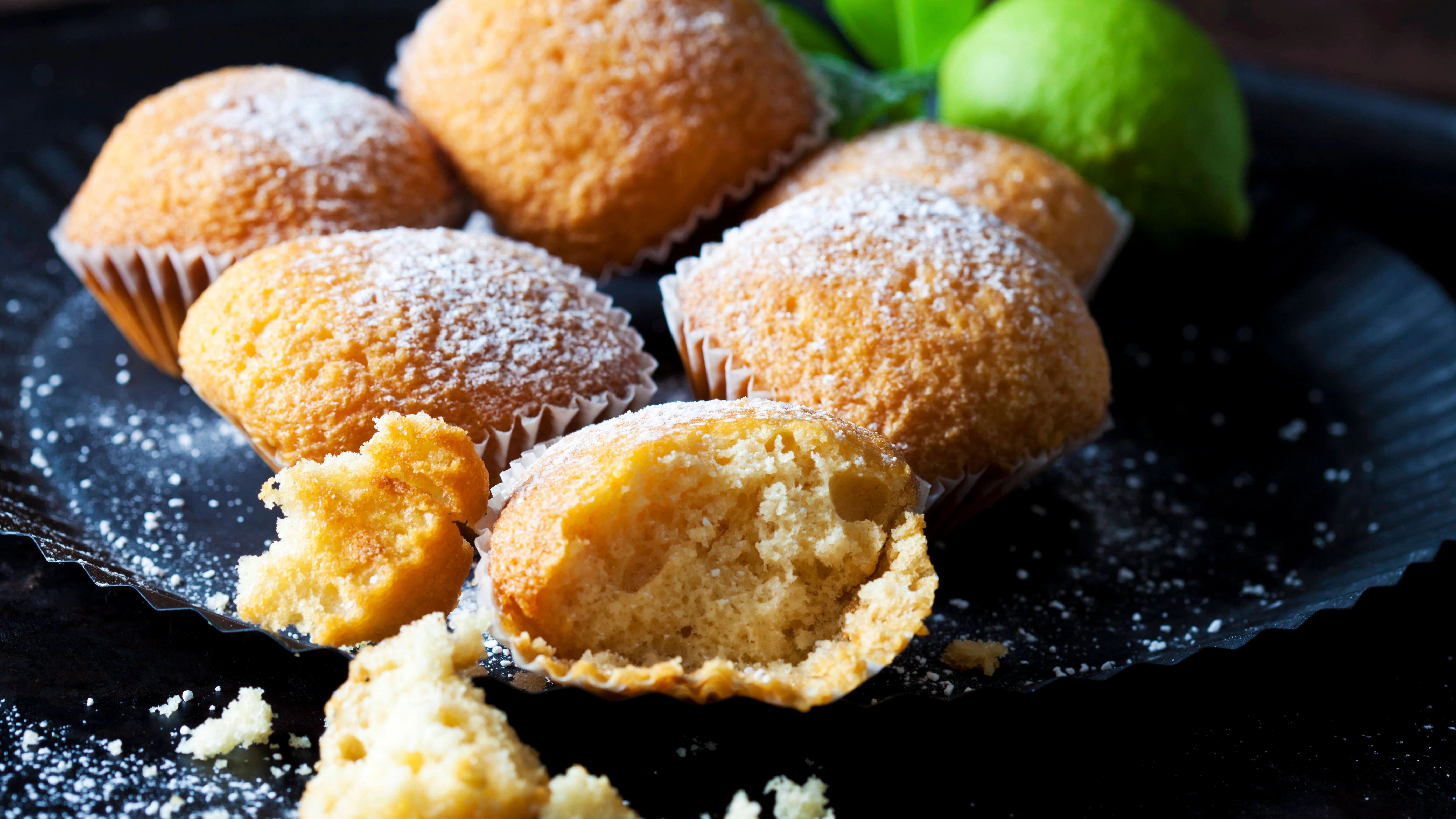 Der Teig für den Blitz-Kuchen ist auch in Muffinförmchen perfekt.