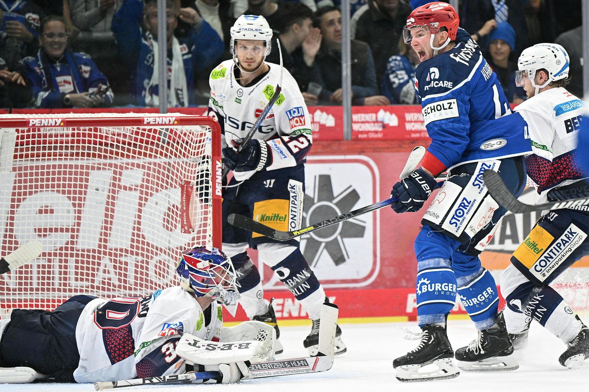 Alexander Karachun bejubelt sein 3:1 für Schwenningen, Eisbären-Torwart Jake Hildebrand liegt platt auf dem Eis.
