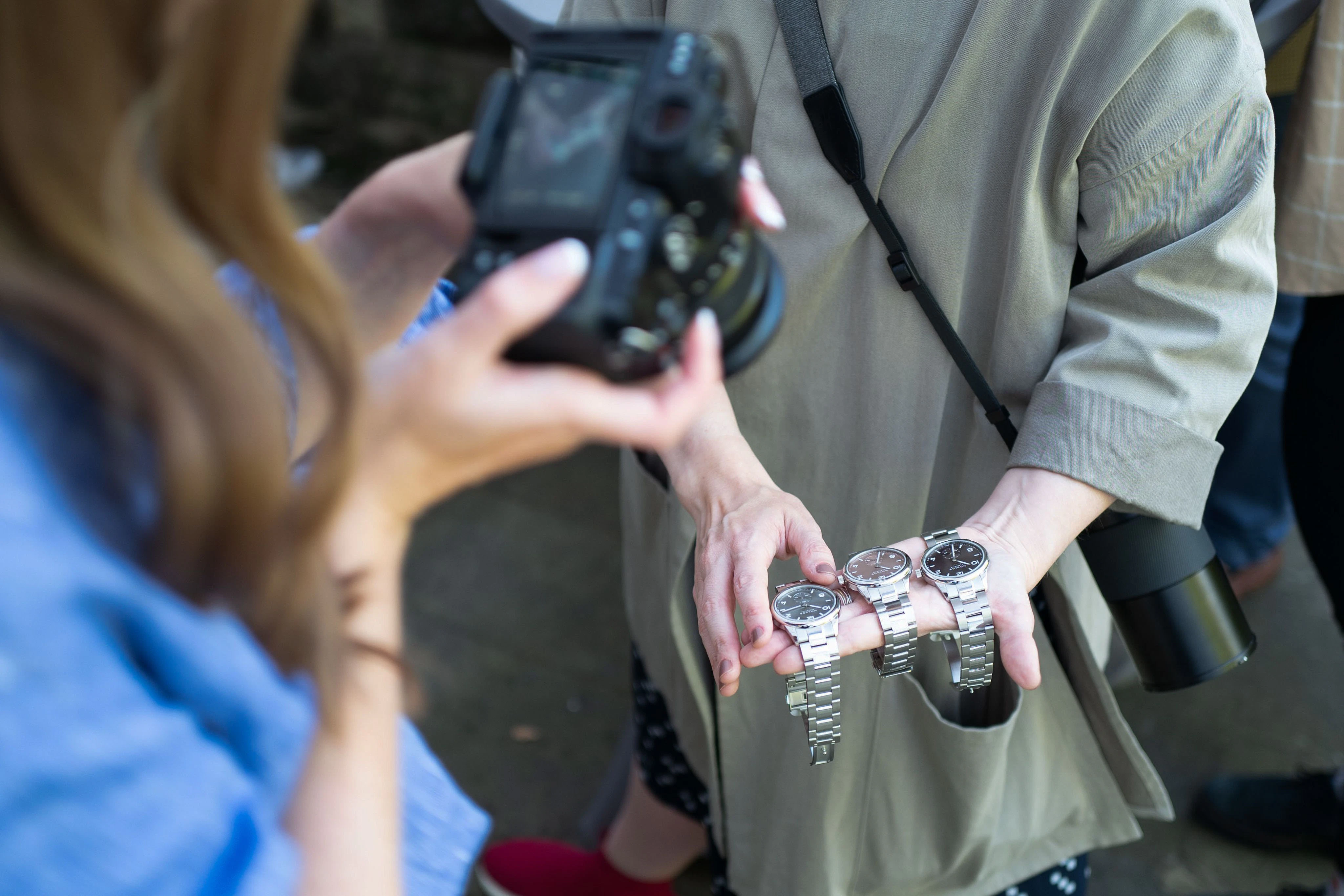 Uhrenenthusiasten fotografieren die neuesten Modelle aus Glashütte.
