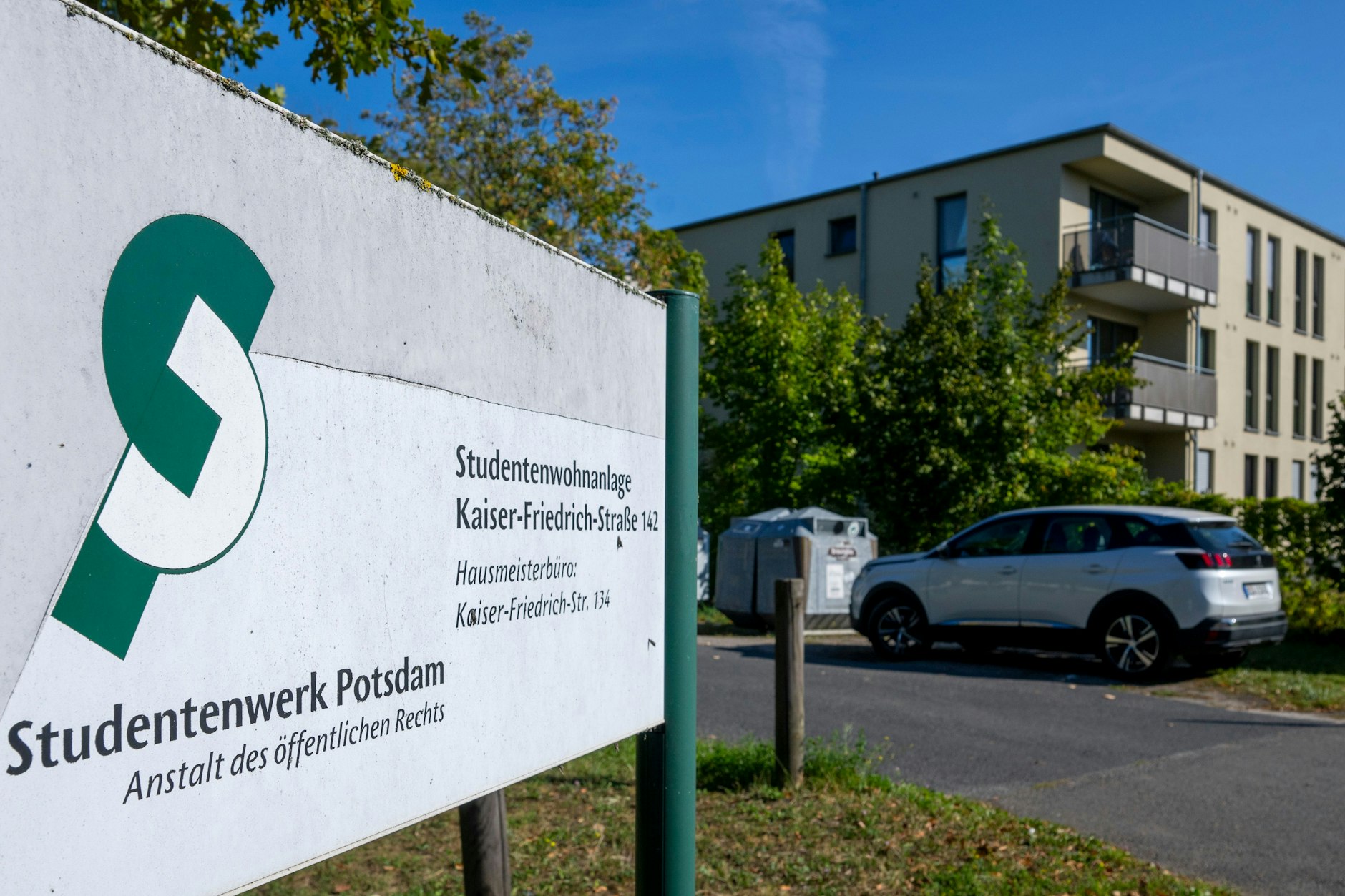 Alles voll: Einfahrt zu einer Studentenwohnanlage in der Landeshauptstadt Potsdam.