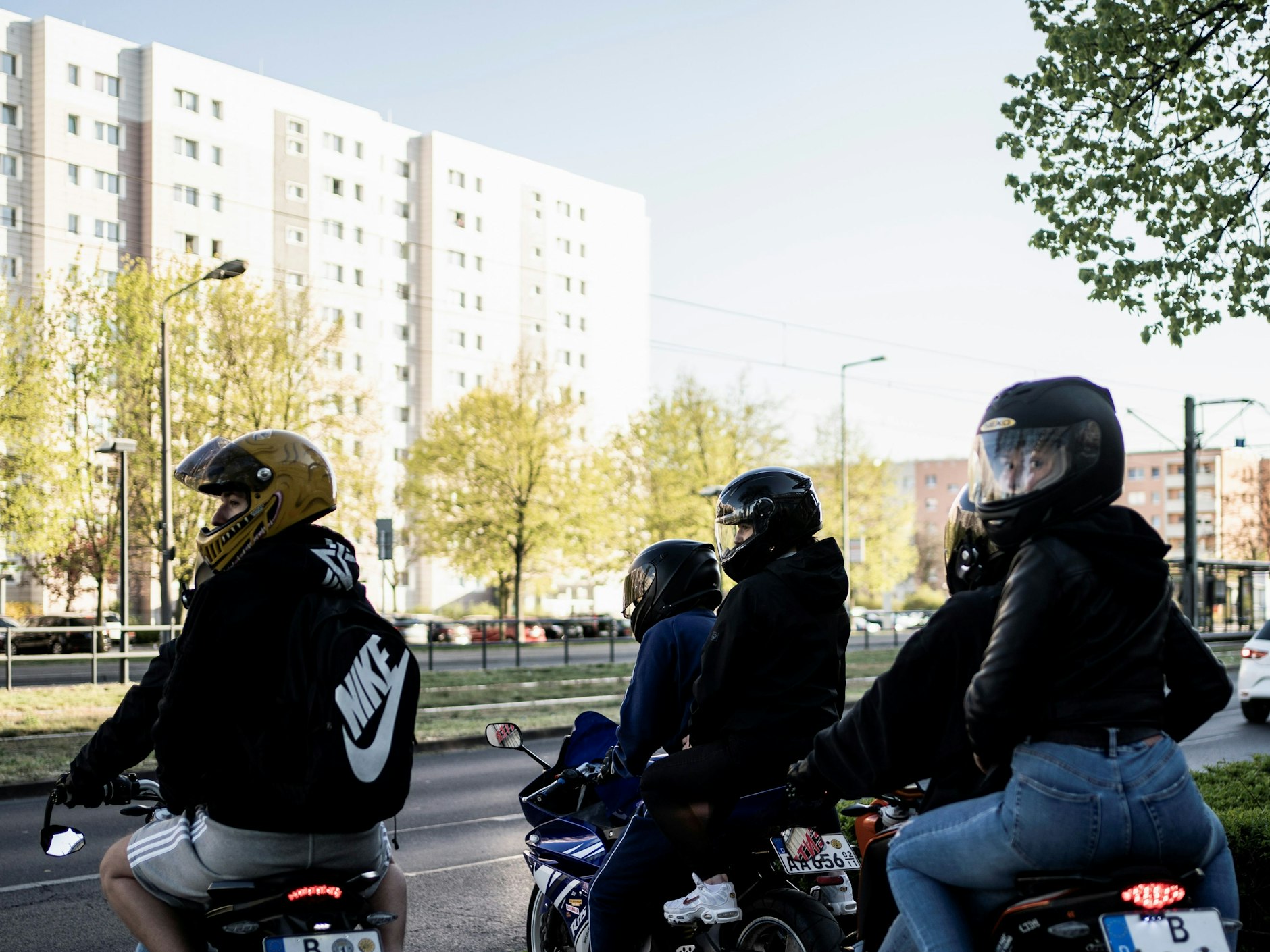 Jugendliche fahren mit Motorrädern in Hohenschönhausen.&nbsp;