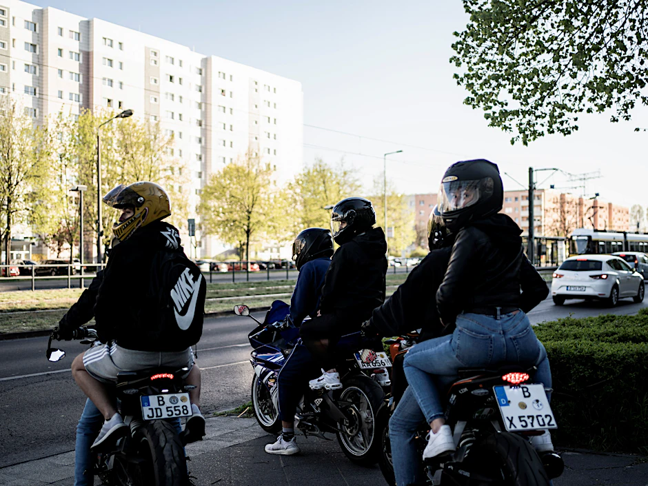 Jugendliche fahren mit Motorrädern in Hohenschönhausen.&nbsp;