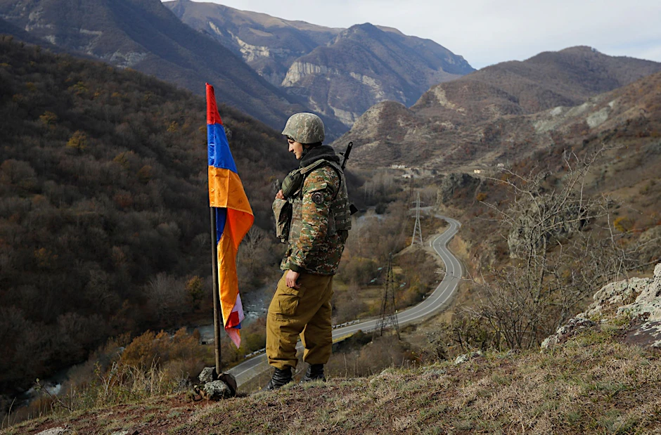 Ein armenischer Soldat beobachtet eine Straße nahe der Region Bergkarabach.