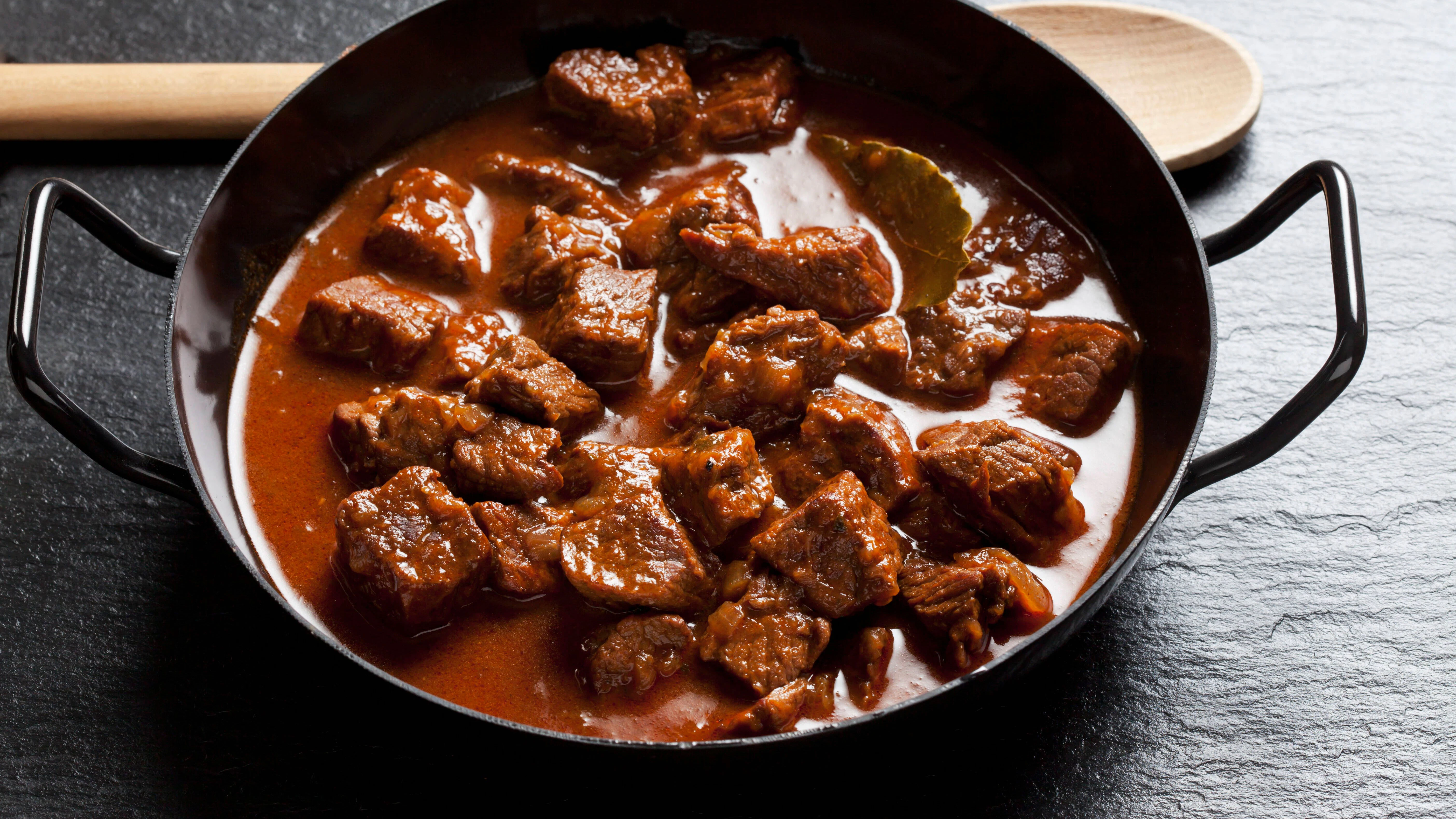 Das köstliche Rindergulasch schmeckt mit diesem Rezept wie früher bei Oma.