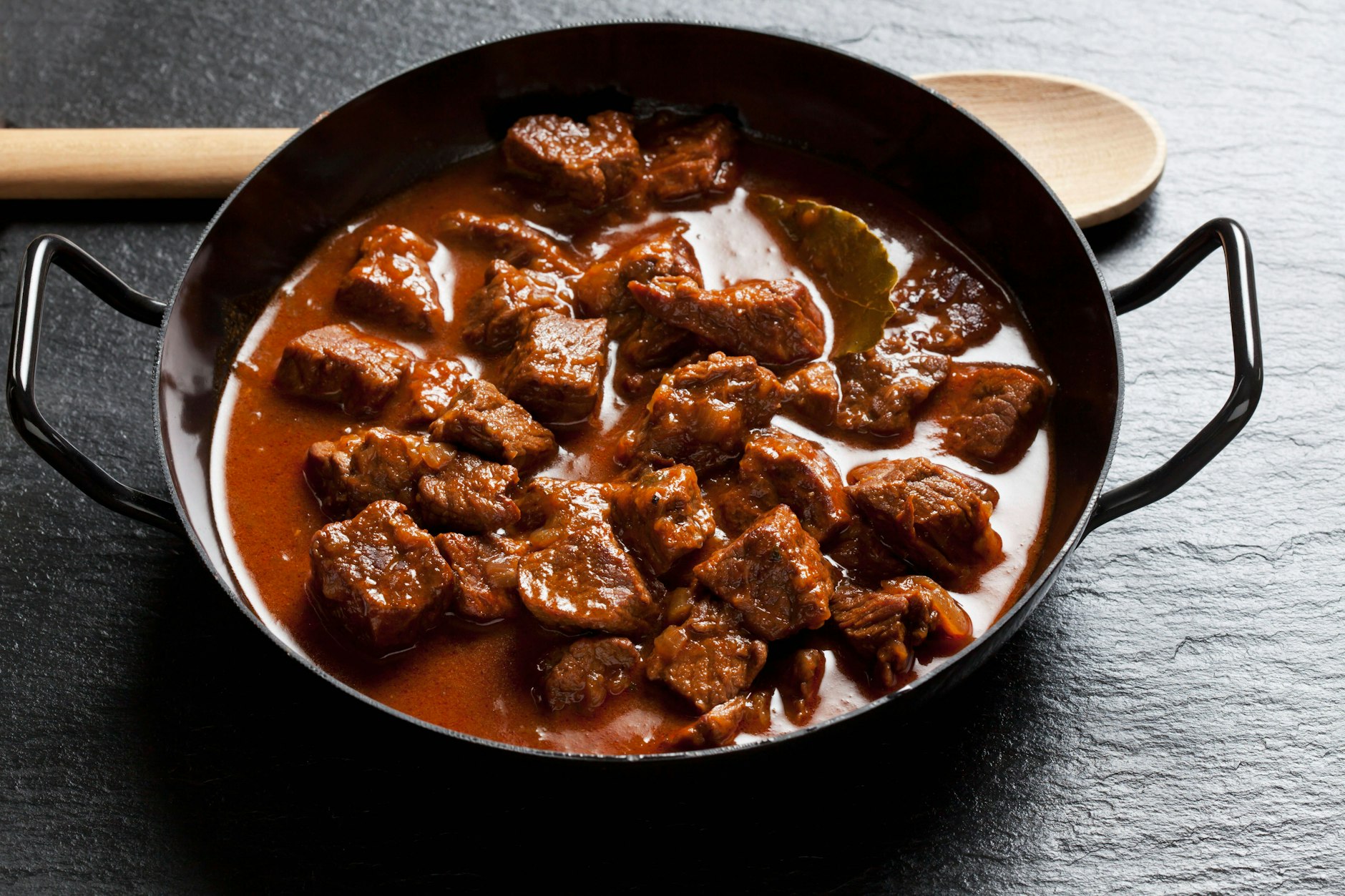 Das köstliche Rindergulasch schmeckt mit diesem Rezept wie früher bei Oma.